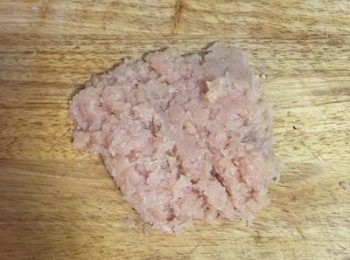 step6: 趁熬醬汁時，將<a href="https://bit.ly/3EZL8dD" target="_blank" data-keyword="雞胸" class="guide-link"><strong>雞胸</strong></a> <span style="display:inline-block;vertical-align:middle;margin-top:-3px;color:initial;border-radius:3px;padding:2px 3px;font-size:12px;line-height:14px;background:#87d300;color:#fff;">即買</span> 肉切塊後用刀拍扁，並剁成雞絞肉（剁之前要先將筋或薄膜去除）；半顆洋蔥切細末；豆腐用刀拍扁，磨壓成糊狀；