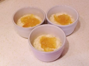 step6: 將煮好之蛋糊放入焗杯至半滿，加入柚子茶醬，再填滿至9成。