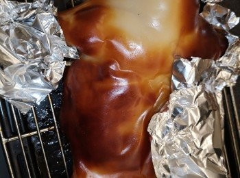 step13: 有需要時用錫紙包乳豬耳朵、豬尾、豬仔腳和稍濃位置。