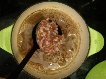 step15: 之後先下豬肉碎拌散