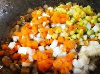 step8: 所有蔬菜粒加入拌炒均勻