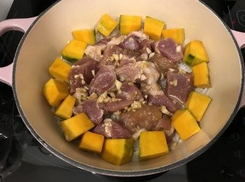 step3: 放入排骨及南瓜，排好，小火煮10分鐘，熄火焗10分鐘