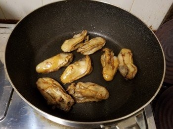 step2: 取出金蠔放平底鑊內煎至两面金黃色