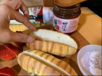 step1: 麵包切開放入草莓柚子茶。