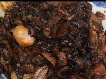 step4: 鋪上爆炒好梅菜。