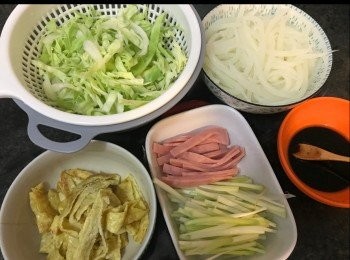 step5: 火腿片切絲。
韮王、椰菜洗淨，切絲。
準備好所有材料。
