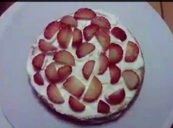 step3: 放上適量的士多啤梨