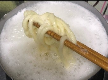 step4: 煲滾水，放入水中煮約15分鐘，之後浸冰水備用