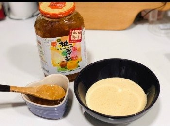step7: 將魚膠溶液倒入蛋黃中拌勻，加入柚子蜜拌勻