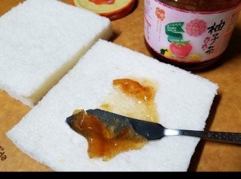 step1: 其中一片方包搽上高島草莓柚子茶。