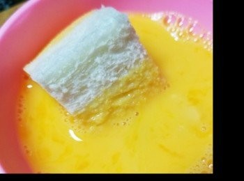 step3: 蛋打成蛋液... 方包均勻沾上蛋汁。