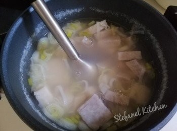 step4: 關火，加入一半合桃碎用攪拌器打成濃湯狀