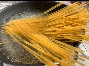 step2: 水滾放入意粉煮至八分熟