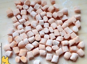 step3: <span class="group_2">芋圓</span>红豆沙：南瓜去皮去籽，洗淨後切成小塊上鍋蒸熟，然後壓成南瓜泥。
南瓜泥中加入適量糯米粉，南瓜泥和糯米粉的比例約為1：2。然後揉成團，如粘手可適當添加糯米粉