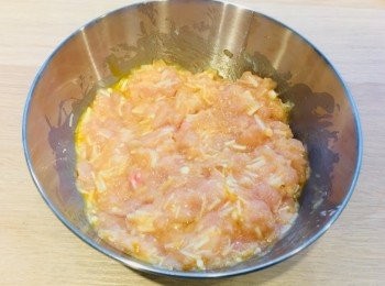 step6: 再加入雞蛋及片栗粉，攪勻。