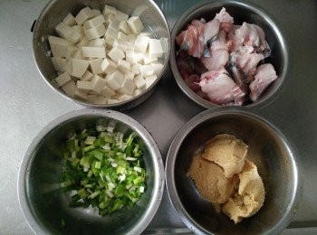 step1: 紅魽魚頭【澎湖野生水產】洗淨並切小塊、豆腐洗淨並切小塊、青蔥切珠、味噌2大匙，備用；