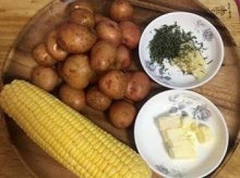 step9: 趁雞在吹電風扇時，準備<span class="group_2">配菜</span>，馬鈴薯刷洗乾淨，蒜頭2瓣切末，百里香只需要葉子；甜玉米洗淨；