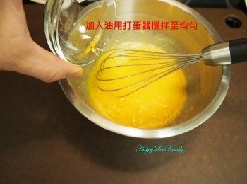 step7: 蛋黃加入油用打蛋器攪拌至均勻