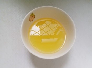 step3: 高島蜂蜜柚子茶100克溶於50毫升熱水中， 过筛要精華