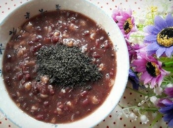 step6: 跳起後即可取出裝碗 , 灑上黑芝麻粉拌食即可