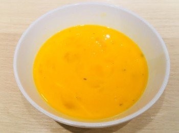 step1: 打勻雞蛋，加入糖、魚露、鹽、香草、黑椒調味，備用。