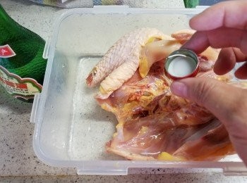 step1: 1隻鮮雞洗淨後開邊,用2瓶蓋玫瑰露酒搽勻