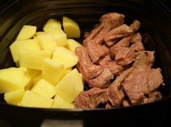 step2: AF預設175度10分鐘，薯仔加少許鹽和少許油撈混後，連同牛肋腩放入AF內。(可選用鑊煎薯仔和牛肋腩。）