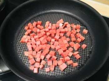 step4: 燒熱鑊，加入午餐肉，將表面煎香。