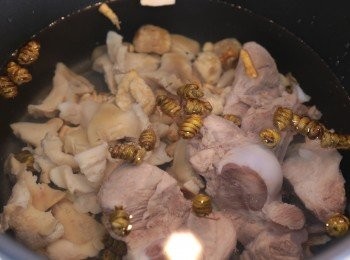 step2: 把所有材料放在煲內大火煲滾後轉中小火煲2.5小時