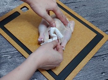 step2: 春雞解凍， 洗淨及除去肚內血塊； 雞解凍，清理內臟再抹乾