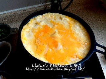 step7: 將蛋液放入美的早餐機的煎pan內 , 按<煎蛋 / 煙肉>功能 , 煎至兩面微黃色成蛋皮