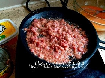 step3: 美的早餐機的煎pan加油燒熱 , 放入鹹牛肉 , 按<煎餅>功能拌炒鹹牛肉數分鐘至熱