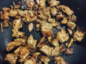 step4: 再下醬油、料酒。