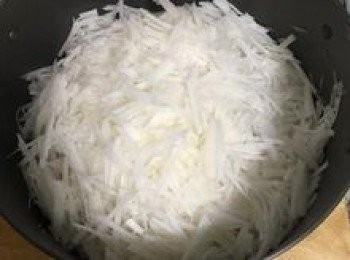 step3: 白蘿蔔絲加入量米杯5杯的水量煮15-20分鐘到蘿蔔絲呈半透明狀, 加入鹽 1.5~2茶匙及1茶匙的白胡椒粉混勻,(也可以依個人喜好再加入香菇精或糖少許)