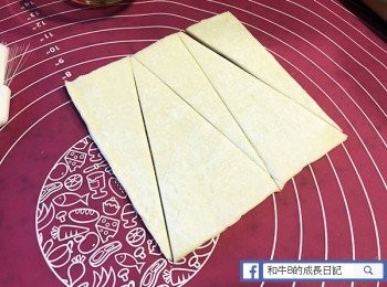 step1: 酥皮從冰上拎出嚟解凍 (軟身就可以了)，將酥皮砌成4塊三角形