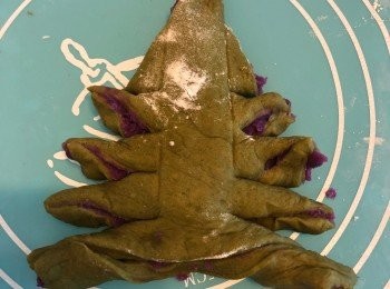 step10: 切割聖誕樹的樹枝，每條樹枝從後扭一下