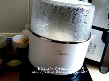 step4: 銀芽放入美的早餐機的煲內加水 , 蓋上蓋按<蒸 / 煮>功能煮15分鐘至軟身