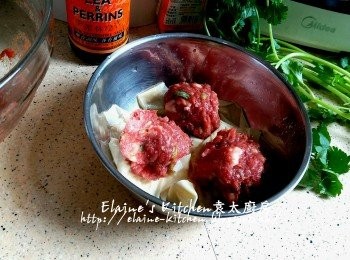 step10: 牛肉用手唧成球狀放在腐皮上