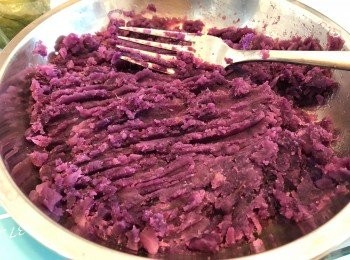 step6: 麵團鬆弛時，把紫薯去皮、切粒，蒸約15分鐘後壓成蓉