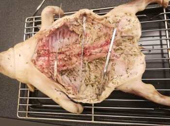 step7: 如果想乳豬平放需要用燒烤鐵枝固定。（這個動作可以一開始做。）