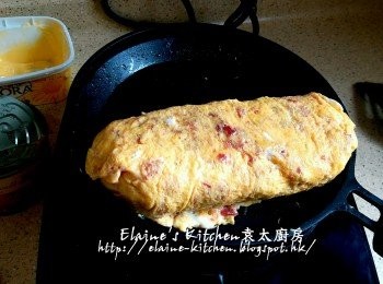 step11: 卷好後 , 推至煎pan邊邊位置 , 直至蛋液用完備用