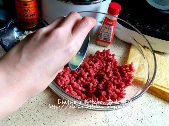 step3: 10分鐘後加入薑汁蓉 , 果皮碎及水拌勻 , 用手撻十餘下