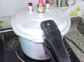 step4: 然後全部放入高壓鍋，再加點水（水一定要加夠，能壓8分鐘不會糊掉就好），加上冰糖，鹽，壓7-8分鐘。