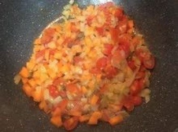 step8: 再放入紅蘿蔔丁與蒜末炒香；