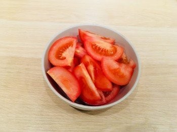 step1: 蕃茄洗淨切粗塊，備用。