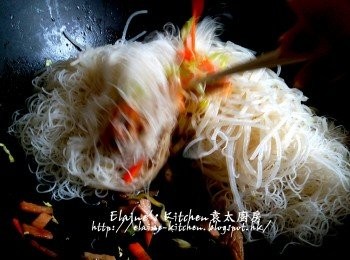 step11: 再加入米粉 , 銀芽 , 少許鹽及上湯拌勻