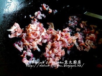 step4: 放入鑊中用中火爆香至有香味 , 洋蔥成微黃色備用