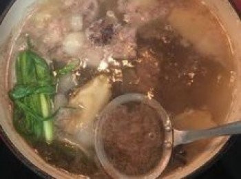 step7: 用濾網撈掉表面的血渣和雜質，