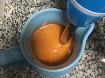 step14: 將略放涼的醬汁用果汁機或食物調理棒打細緻；