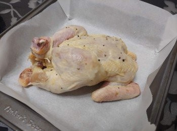 step9: 在雞皮灑上適量KOS黑胡椒粒